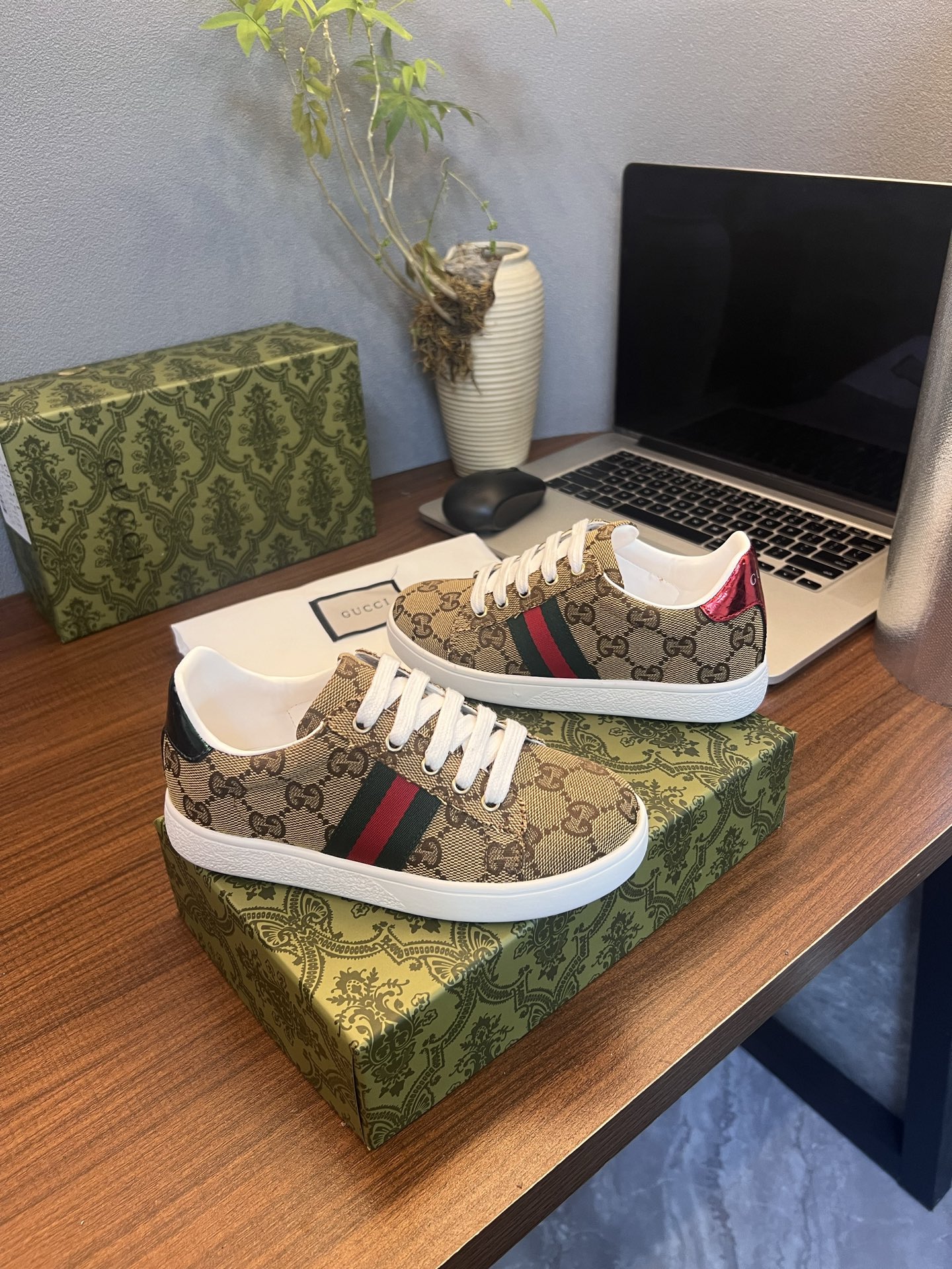 Children's shoes child